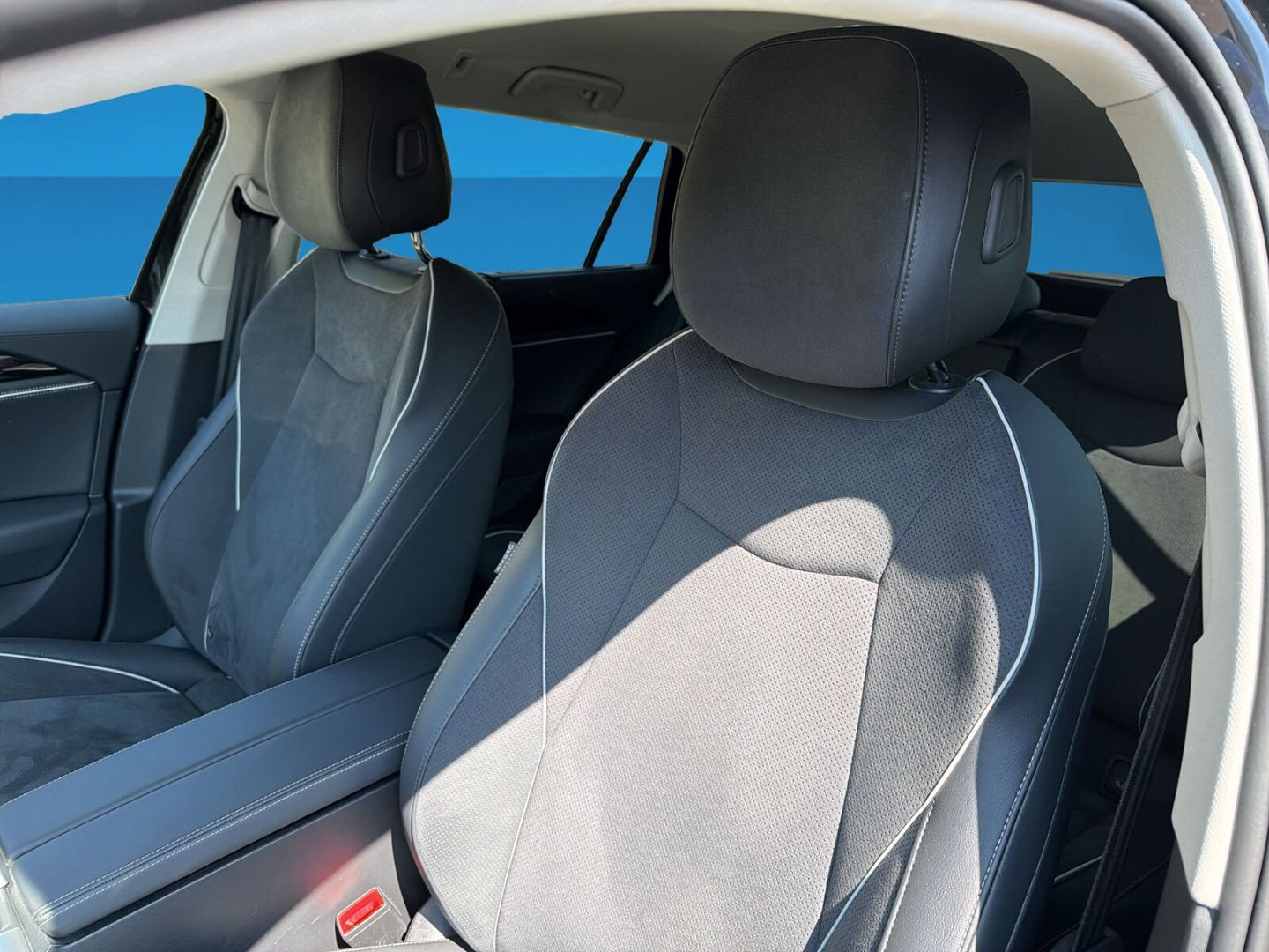 Fahrzeugabbildung Volkswagen Passat 2.0 TDI Business Premium AHK 360 Kamera
