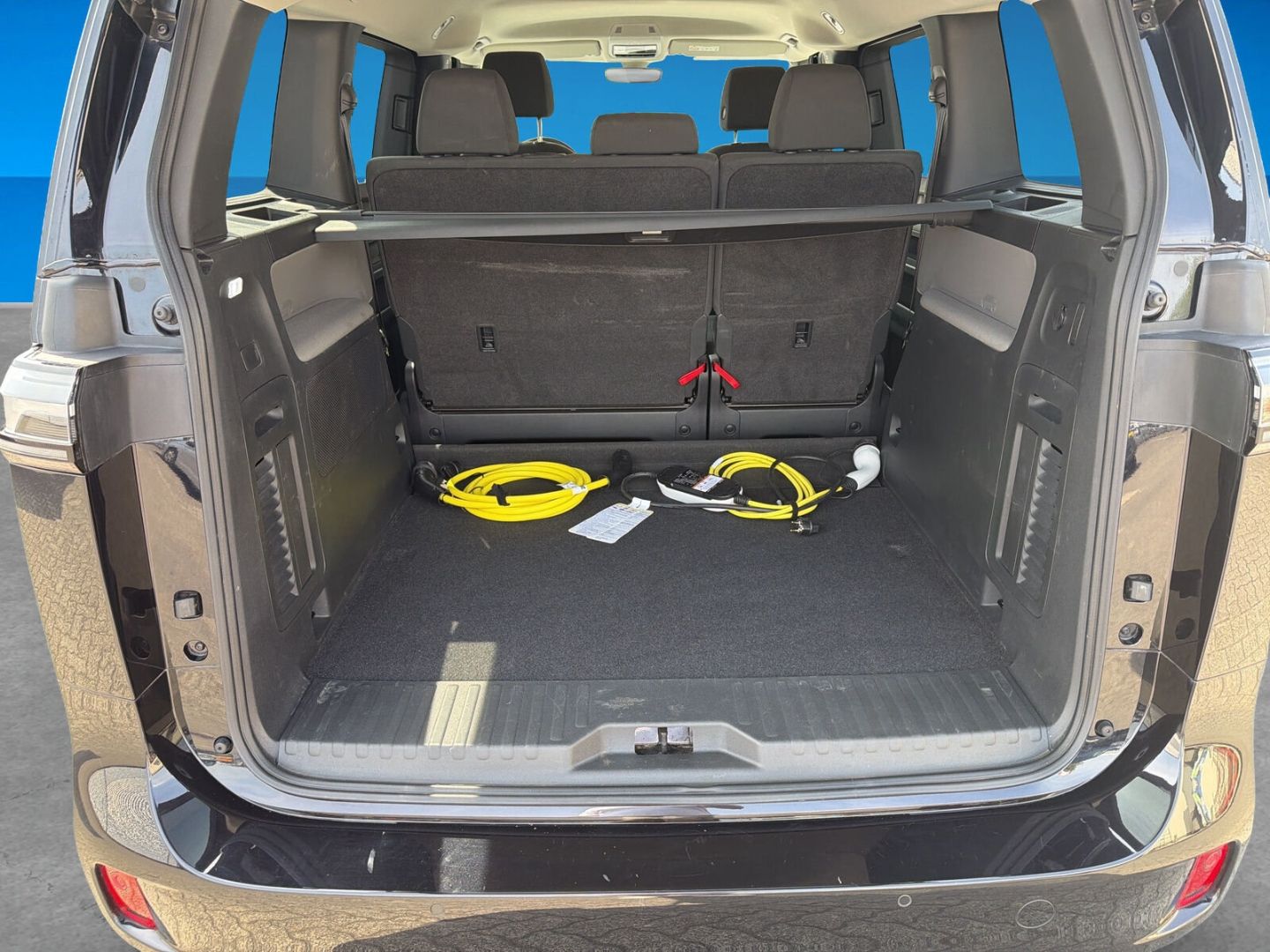 Fahrzeugabbildung Volkswagen ID. Buzz Bus Pro 150 kW Rear View Infotainment-P
