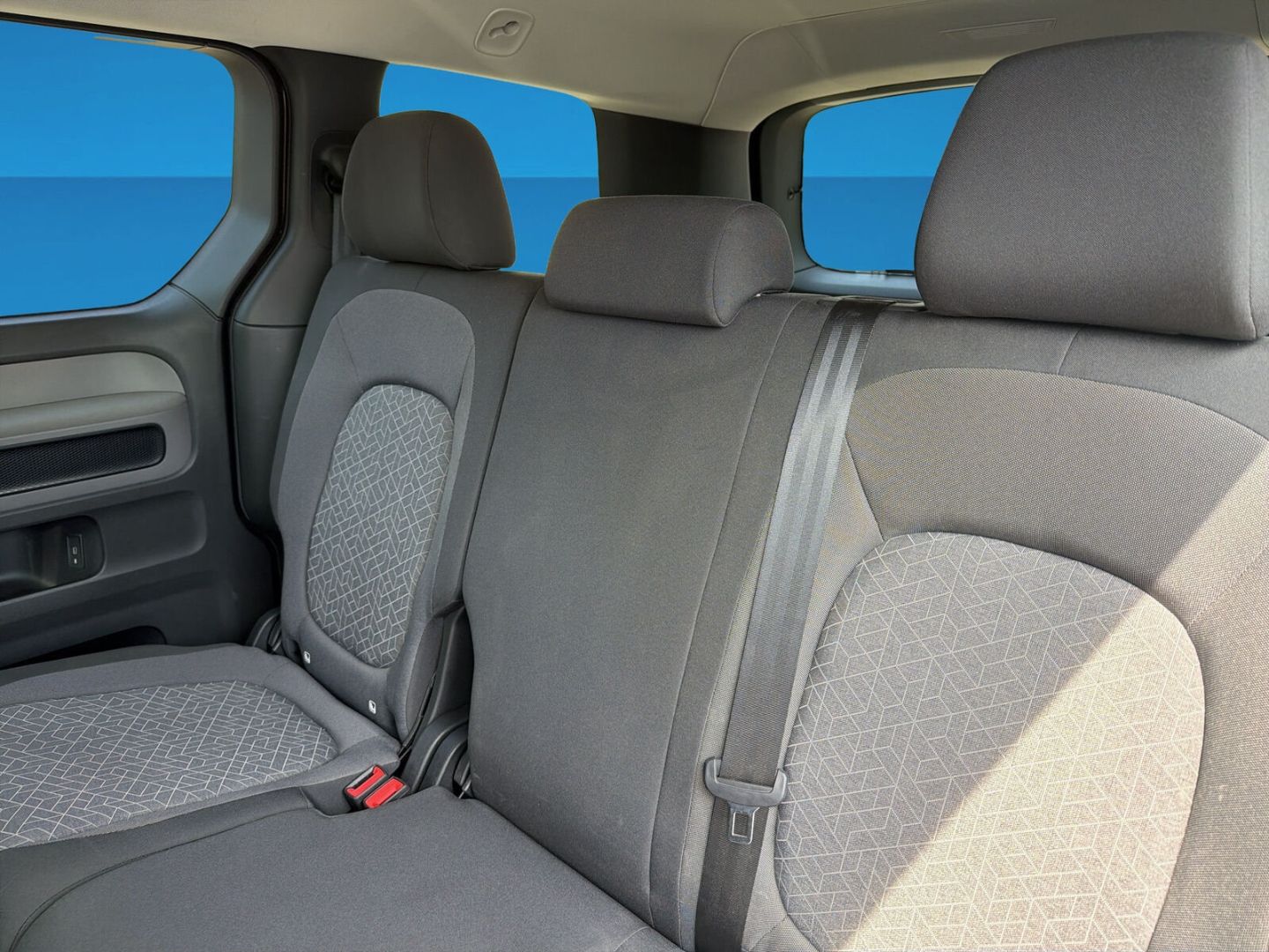 Fahrzeugabbildung Volkswagen ID. Buzz Bus Pro 150 kW Rear View Infotainment-P