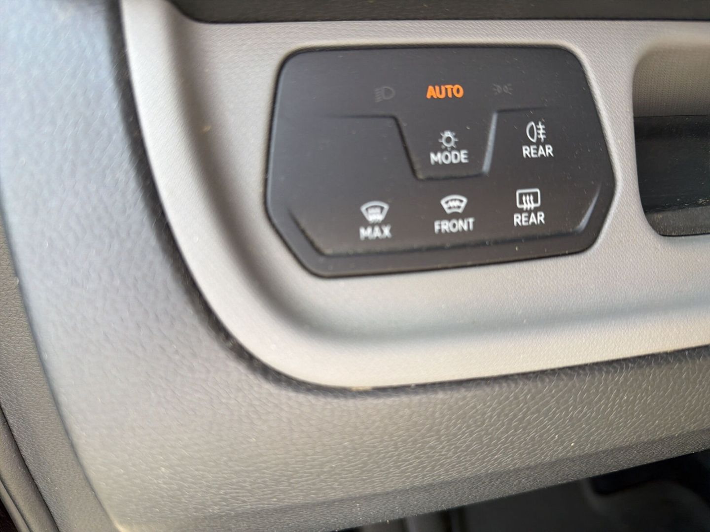 Fahrzeugabbildung Volkswagen ID. Buzz Bus Pro 150 kW Rear View Infotainment-P