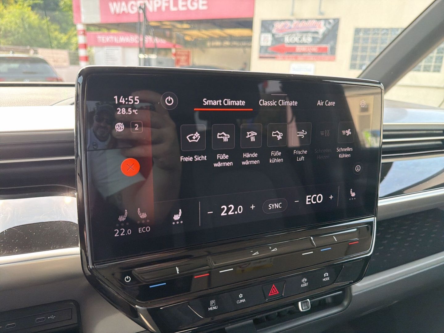 Fahrzeugabbildung Volkswagen ID. Buzz Bus Pro 150 kW Rear View Infotainment-P