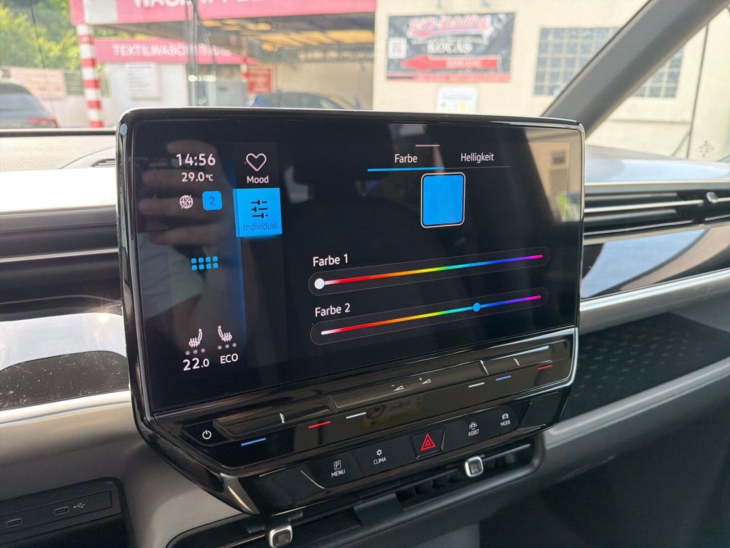 Fahrzeugabbildung Volkswagen ID. Buzz Bus Pro 150 kW Rear View Infotainment-P