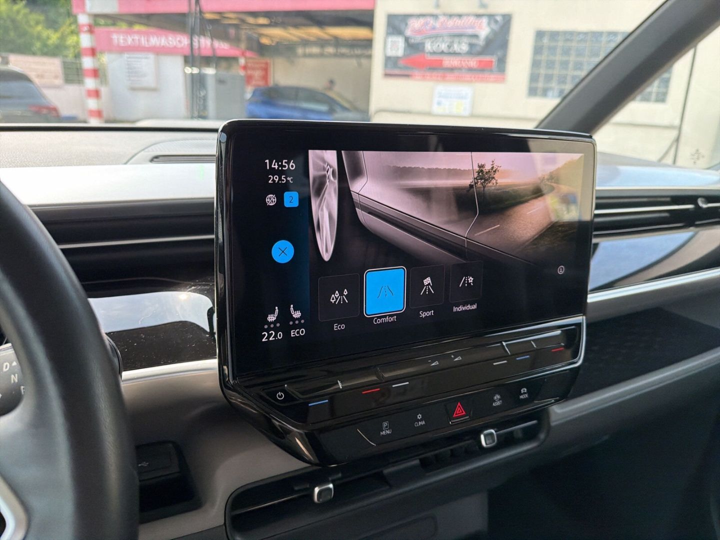 Fahrzeugabbildung Volkswagen ID. Buzz Bus Pro 150 kW Rear View Infotainment-P