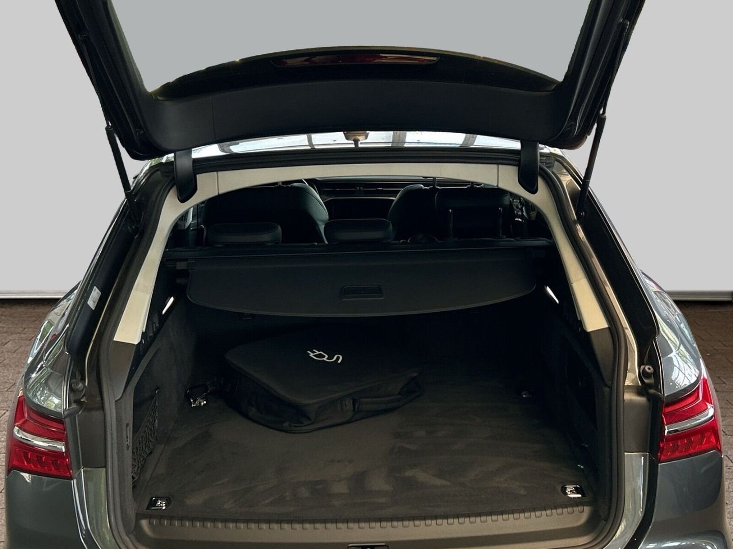 Fahrzeugabbildung Audi A6 sport Avant 50 TFSI e quattro tronic S Line M - mit KI generiert/bearbeitet