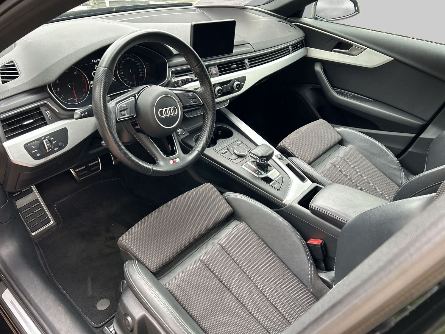 Fahrzeug 13 Fahrzeugabbildung Audi A4 1.4 TFSI Avant sport - mit KI generiert/bearbeitet