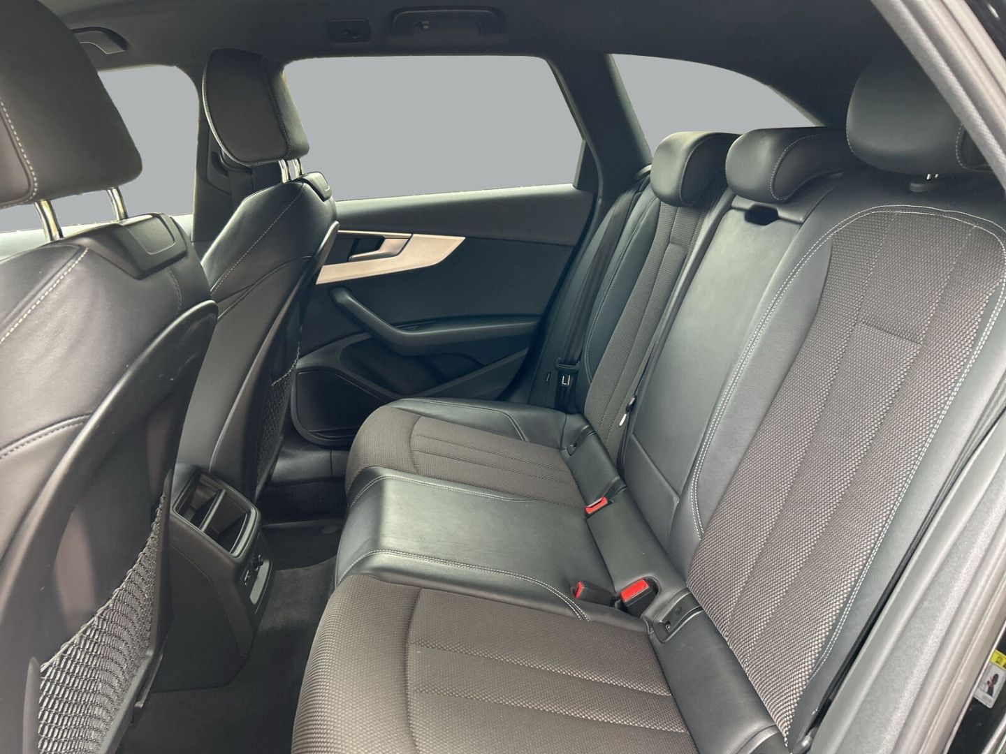 Fahrzeug 14 Fahrzeugabbildung Audi A4 1.4 TFSI Avant sport - mit KI generiert/bearbeitet