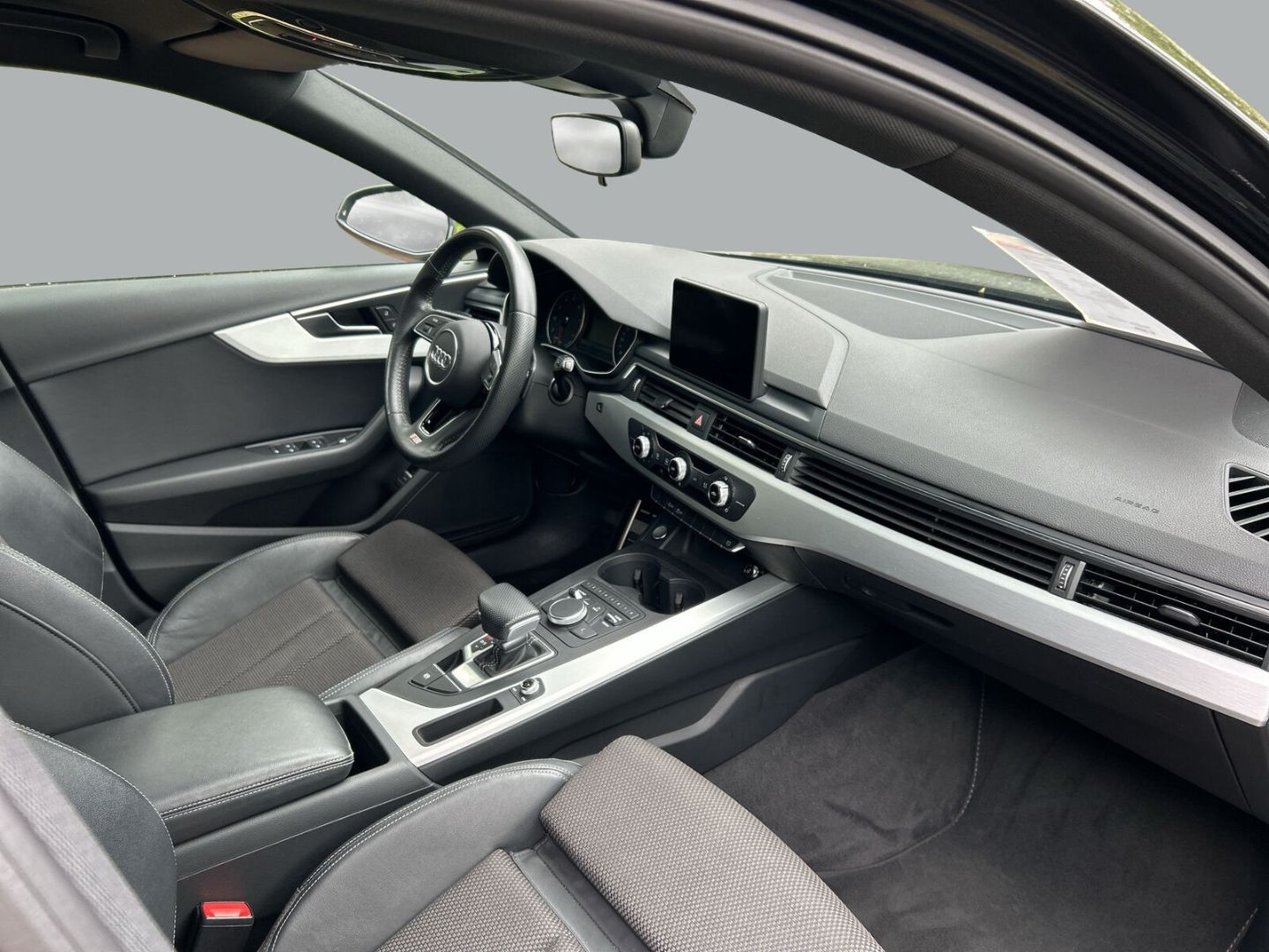 Fahrzeug 19 Fahrzeugabbildung Audi A4 1.4 TFSI Avant sport - mit KI generiert/bearbeitet
