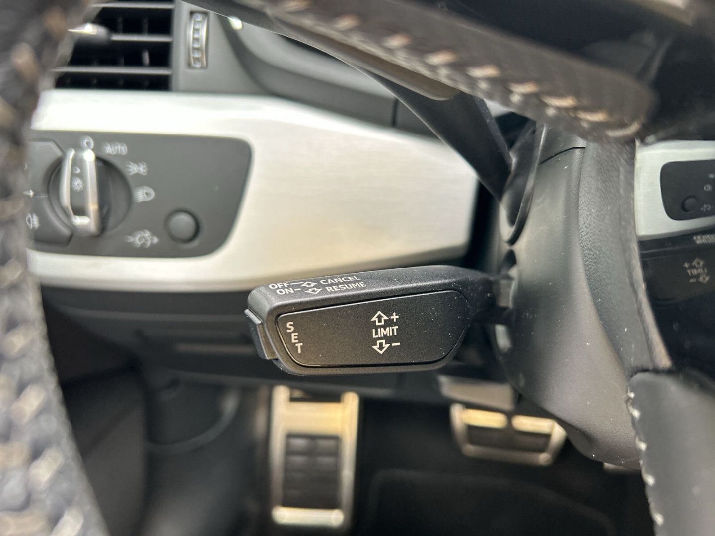 Fahrzeug 25 Fahrzeugabbildung Audi A4 1.4 TFSI Avant sport - mit KI generiert/bearbeitet