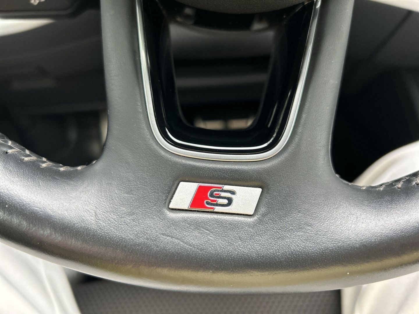 Fahrzeug 26 Fahrzeugabbildung Audi A4 1.4 TFSI Avant sport - mit KI generiert/bearbeitet