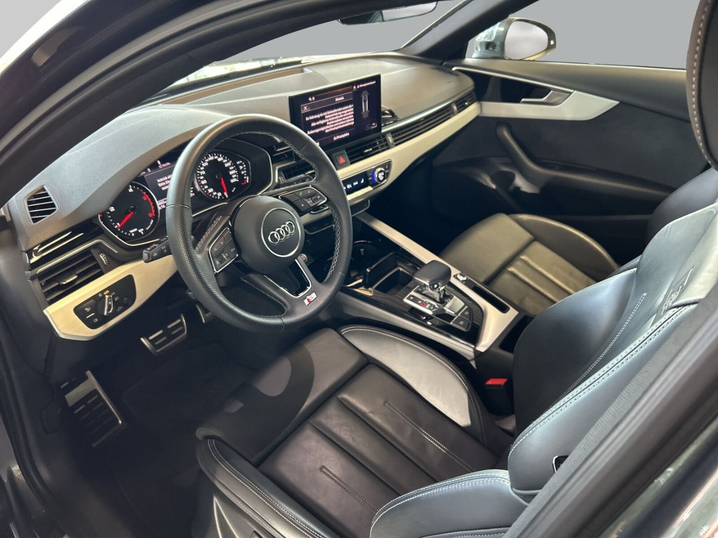 Fahrzeug 13 Fahrzeugabbildung Audi A4 Avant 40 TDI S tronic S Line LED Leder Pano A - mit KI generiert/bearbeitet