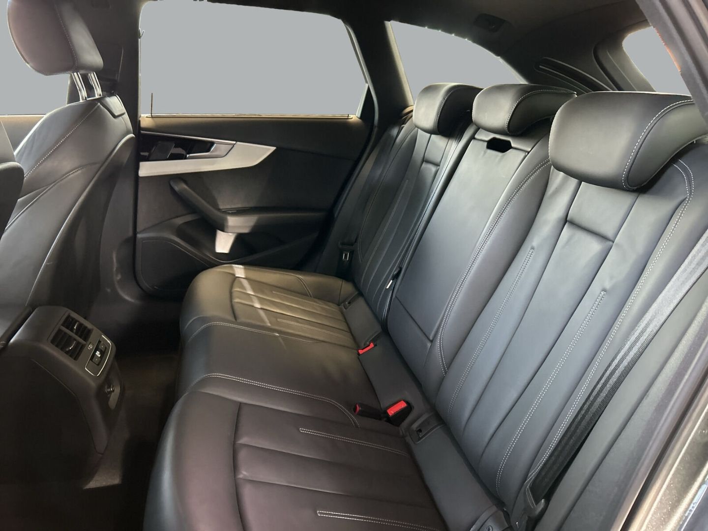 Fahrzeug 14 Fahrzeugabbildung Audi A4 Avant 40 TDI S tronic S Line LED Leder Pano A - mit KI generiert/bearbeitet