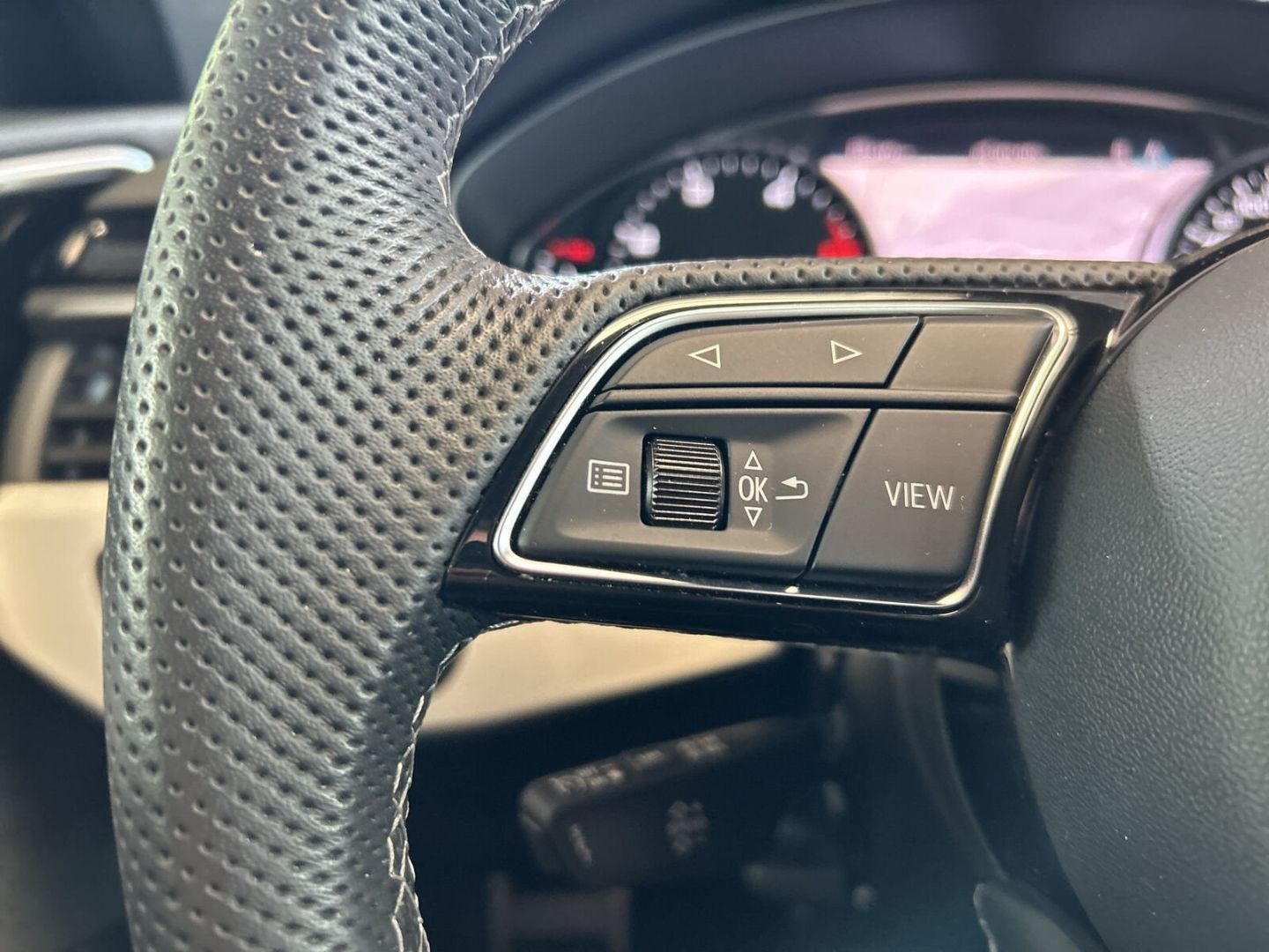 Fahrzeug 17 Fahrzeugabbildung Audi A4 Avant 40 TDI S tronic S Line LED Leder Pano A - mit KI generiert/bearbeitet