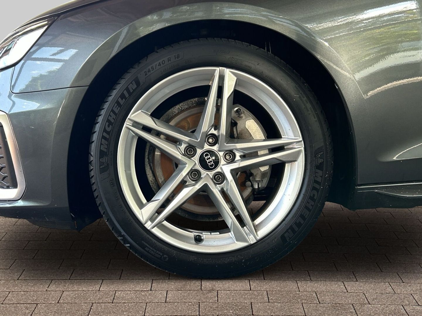 Fahrzeug 21 Fahrzeugabbildung Audi A4 Avant 40 TDI S tronic S Line LED Leder Pano A - mit KI generiert/bearbeitet