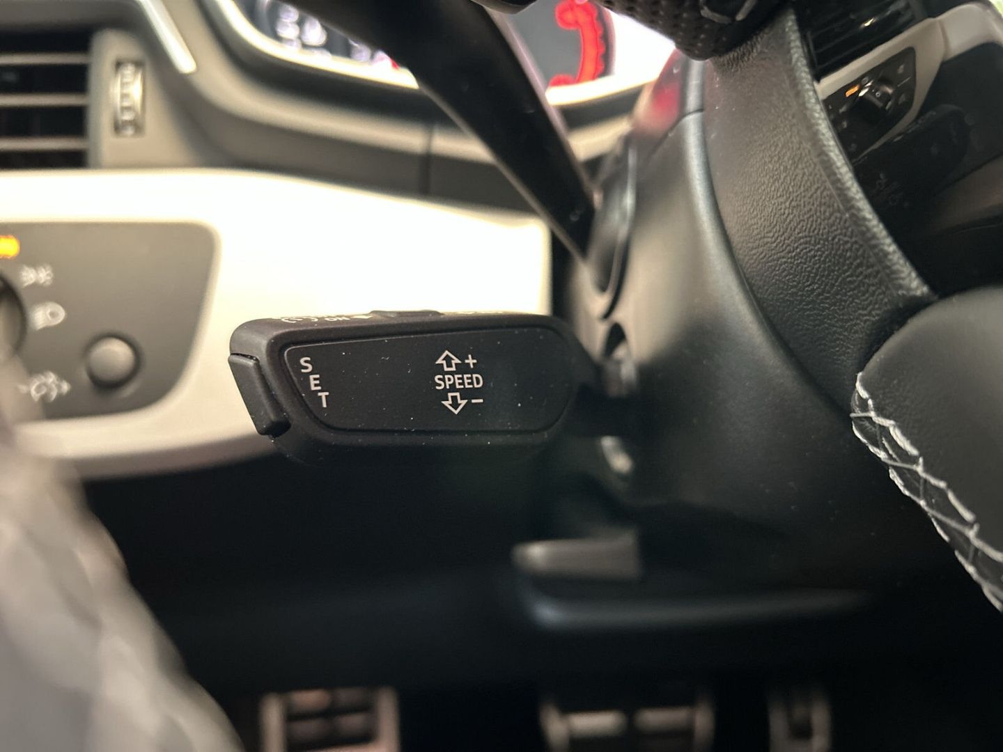 Fahrzeug 26 Fahrzeugabbildung Audi A4 Avant 40 TDI S tronic S Line LED Leder Pano A - mit KI generiert/bearbeitet