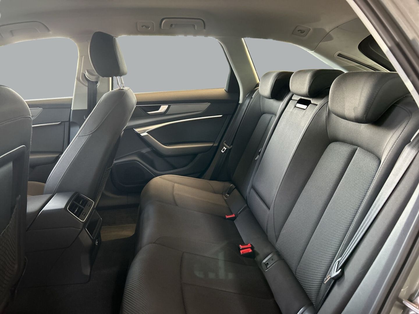 Fahrzeugabbildung Audi A6 basis Avant 45 TDI S tronic LED Navi quattro - mit KI generiert/bearbeitet