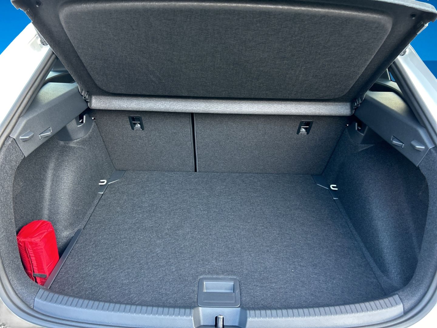 Fahrzeug 11 Fahrzeugabbildung Volkswagen Taigo R-Line 1,5 l TSI DSG PANO MATRIX RKAMERA - mit KI generiert/bearbeitet