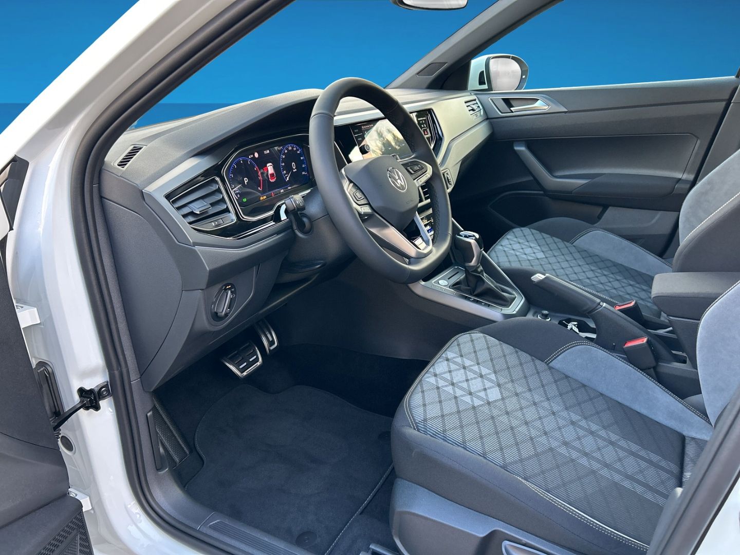 Fahrzeug 12 Fahrzeugabbildung Volkswagen Taigo R-Line 1,5 l TSI DSG PANO MATRIX RKAMERA - mit KI generiert/bearbeitet