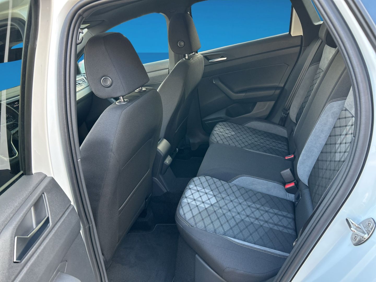 Fahrzeug 15 Fahrzeugabbildung Volkswagen Taigo R-Line 1,5 l TSI DSG PANO MATRIX RKAMERA - mit KI generiert/bearbeitet