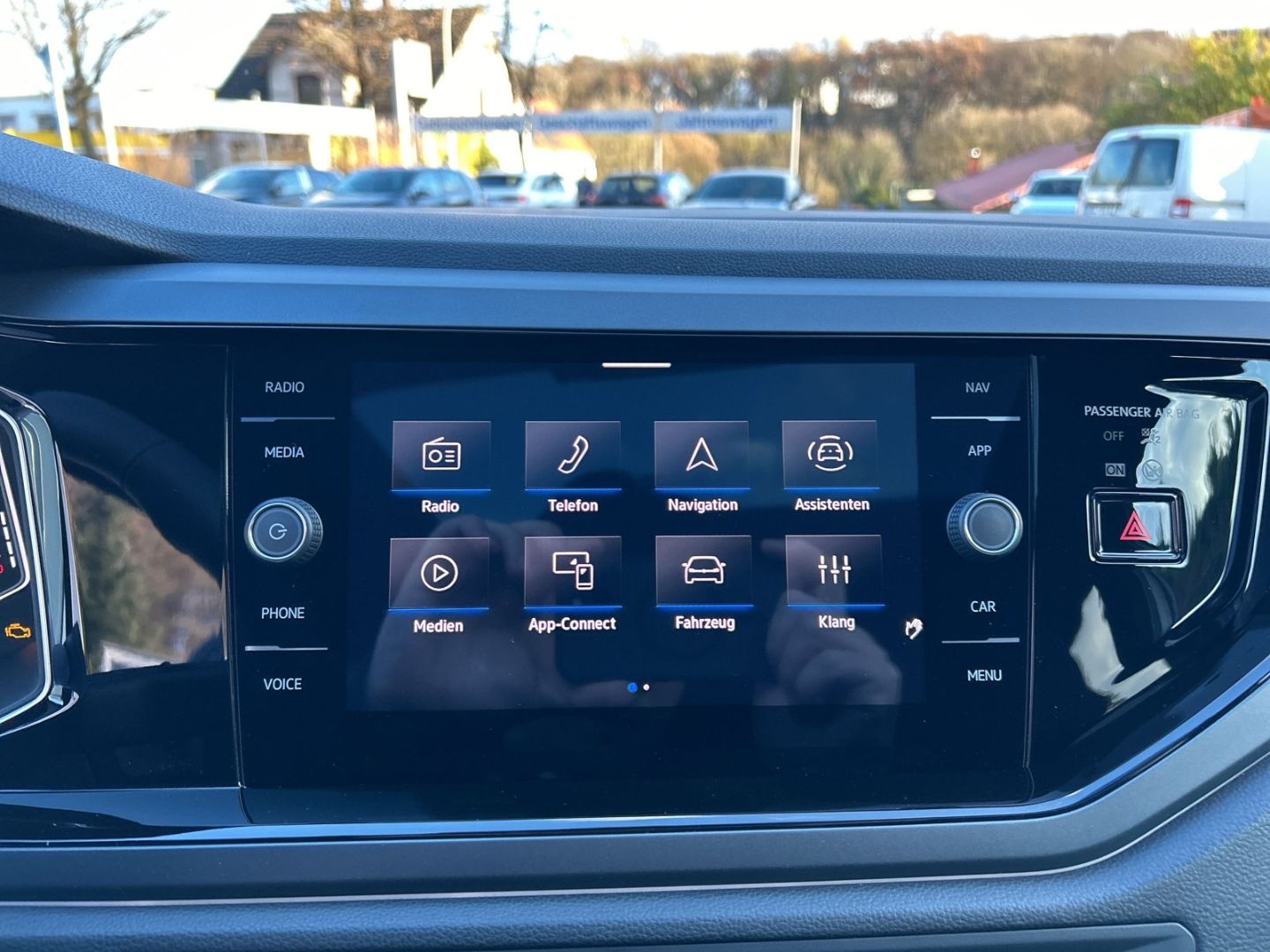 Fahrzeug 18 Fahrzeugabbildung Volkswagen Taigo R-Line 1,5 l TSI DSG PANO MATRIX RKAMERA - mit KI generiert/bearbeitet