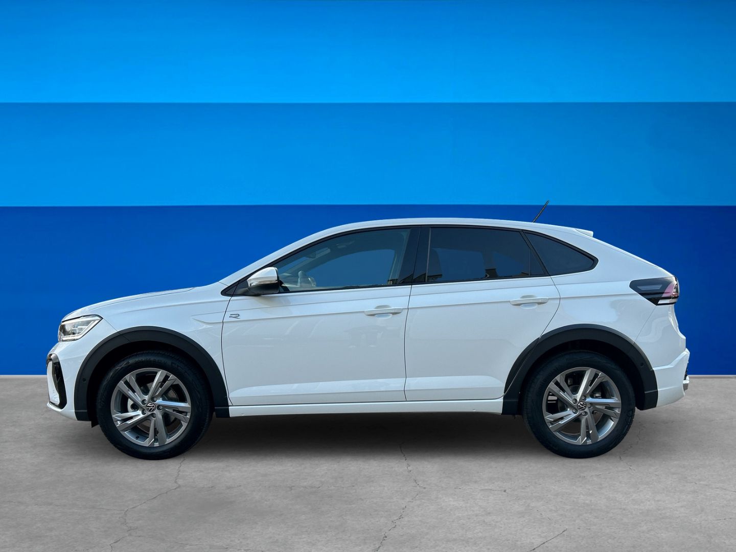 Fahrzeug 4 Fahrzeugabbildung Volkswagen Taigo R-Line 1,5 l TSI DSG PANO MATRIX RKAMERA - mit KI generiert/bearbeitet
