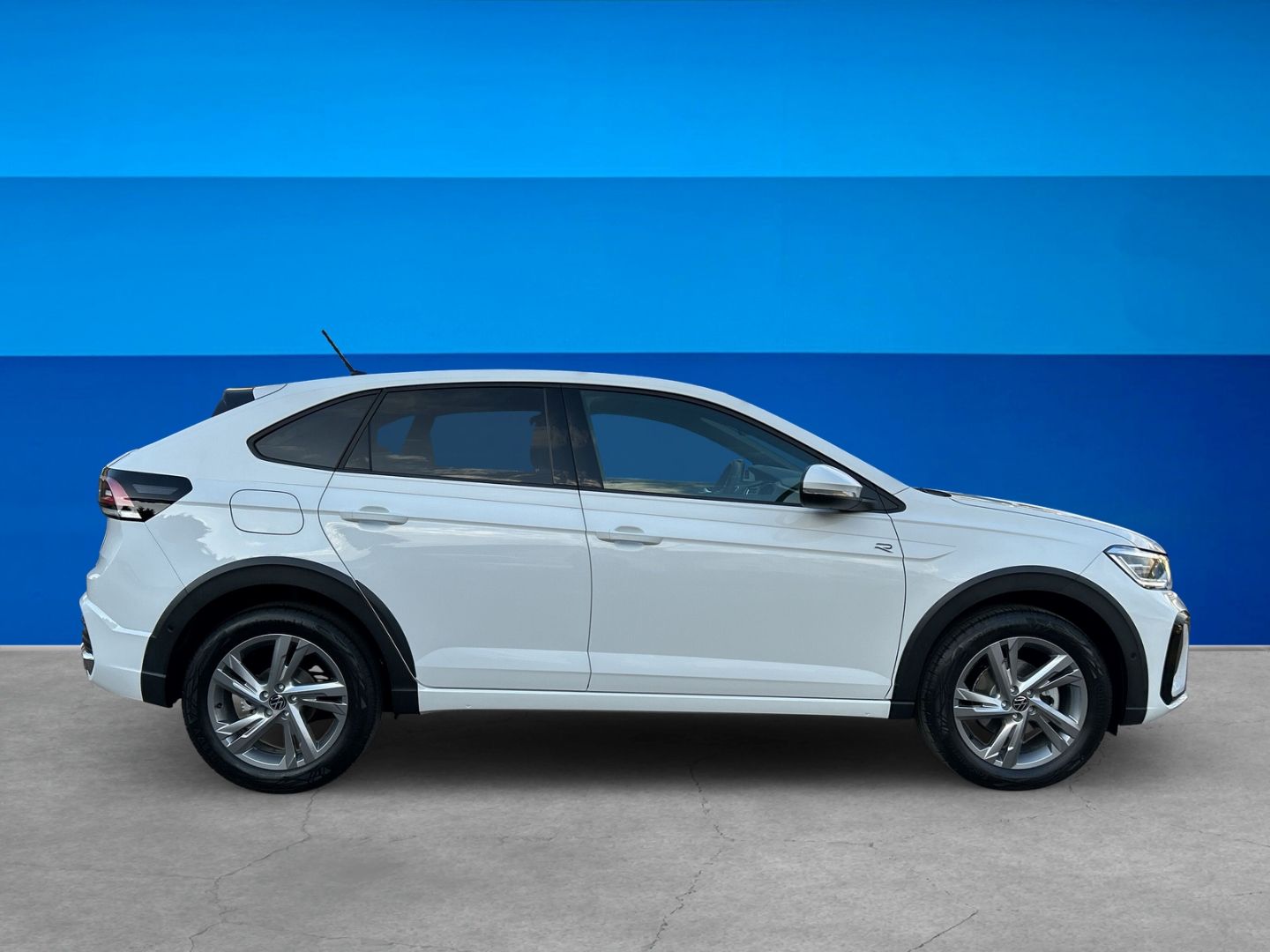 Fahrzeug 6 Fahrzeugabbildung Volkswagen Taigo R-Line 1,5 l TSI DSG PANO MATRIX RKAMERA - mit KI generiert/bearbeitet