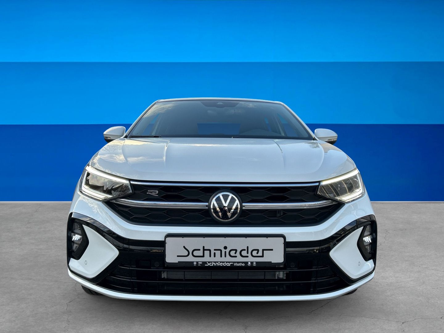 Fahrzeug 8 Fahrzeugabbildung Volkswagen Taigo R-Line 1,5 l TSI DSG PANO MATRIX RKAMERA - mit KI generiert/bearbeitet
