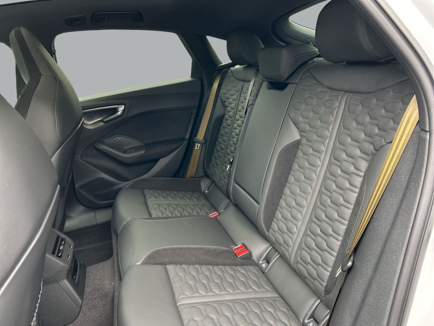 Fahrzeug 13 Fahrzeugabbildung Audi RS5 LIMOUSINE+LED+TECHPRO+SPORTPAKET+CARBON+HUD - mit KI generiert/bearbeitet