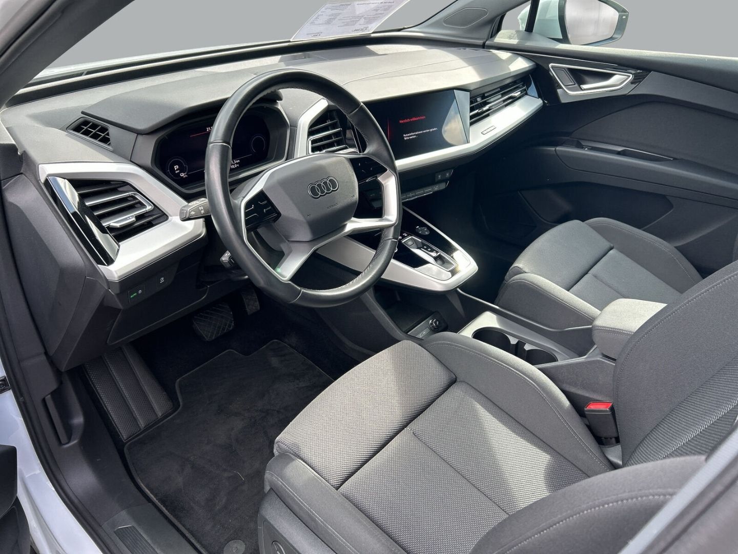 Fahrzeug 12 Fahrzeugabbildung Audi Q4 40 Sportback AHK+NAVI+VIRTUAL+SH+PDC+DAB+CARP - mit KI generiert/bearbeitet