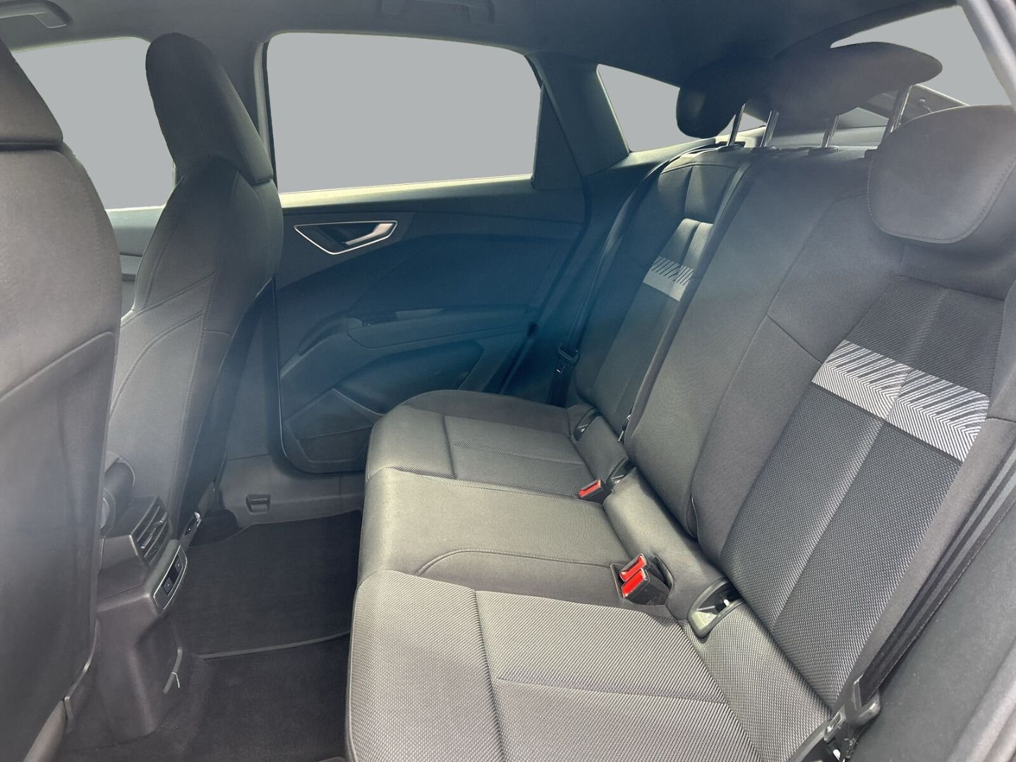 Fahrzeug 13 Fahrzeugabbildung Audi Q4 40 Sportback AHK+NAVI+VIRTUAL+SH+PDC+DAB+CARP - mit KI generiert/bearbeitet