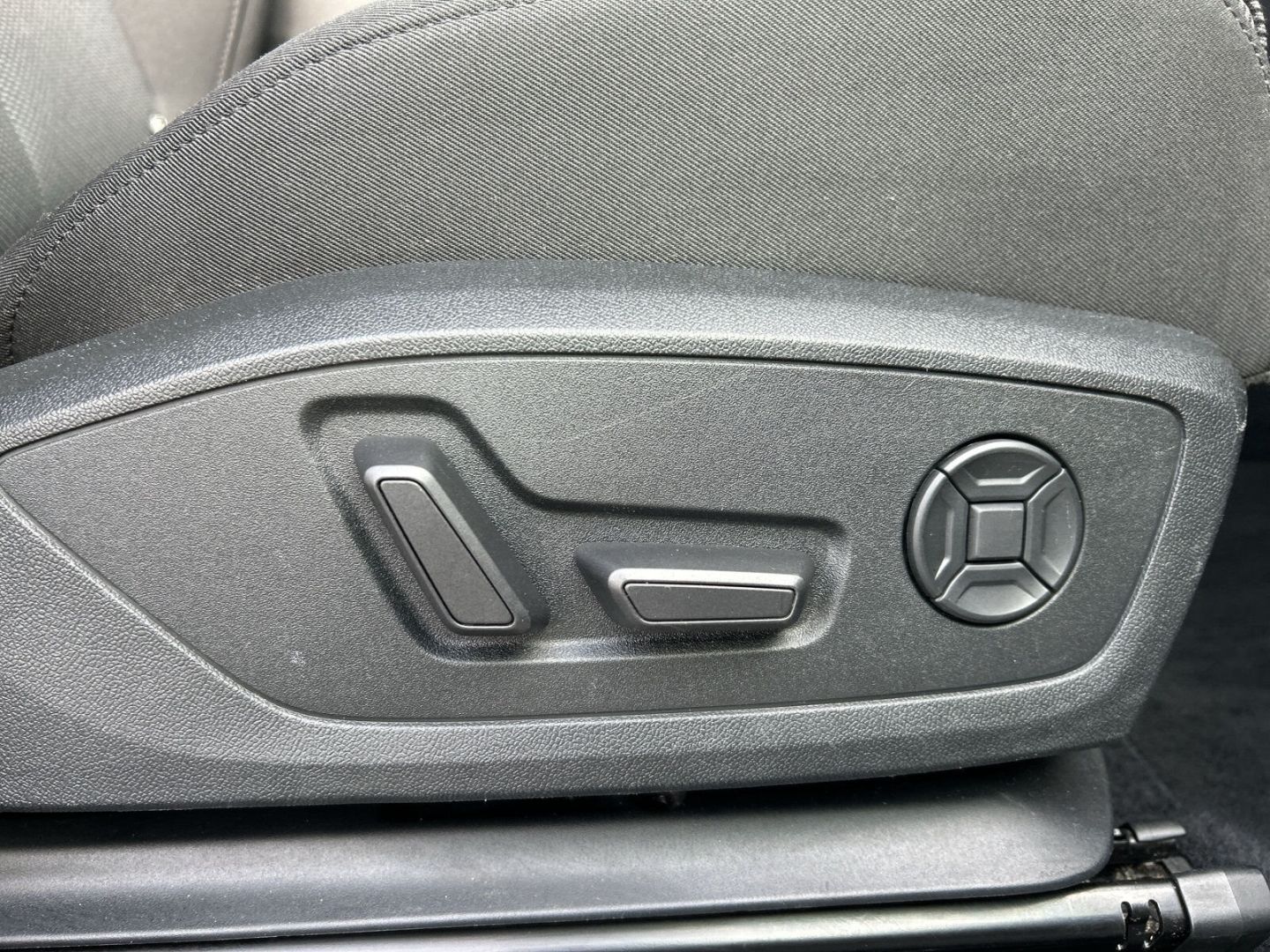 Fahrzeug 21 Fahrzeugabbildung Audi Q4 40 Sportback AHK+NAVI+VIRTUAL+SH+PDC+DAB+CARP - mit KI generiert/bearbeitet