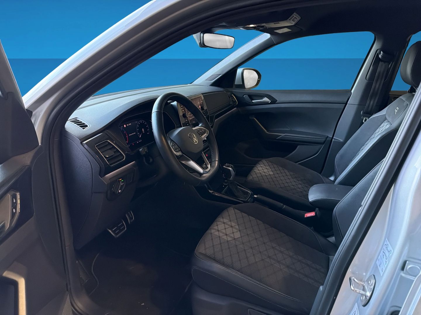 Fahrzeug 11 Fahrzeugabbildung Volkswagen T-Cross 1.0 TSI R-Line Climatronic Rear View - mit KI generiert/bearbeitet