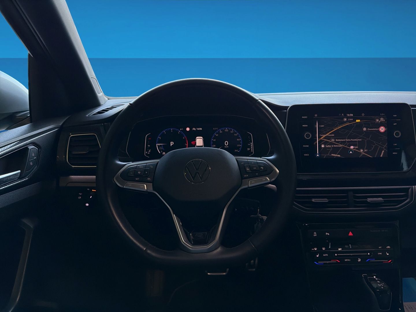 Fahrzeug 12 Fahrzeugabbildung Volkswagen T-Cross 1.0 TSI R-Line Climatronic Rear View - mit KI generiert/bearbeitet