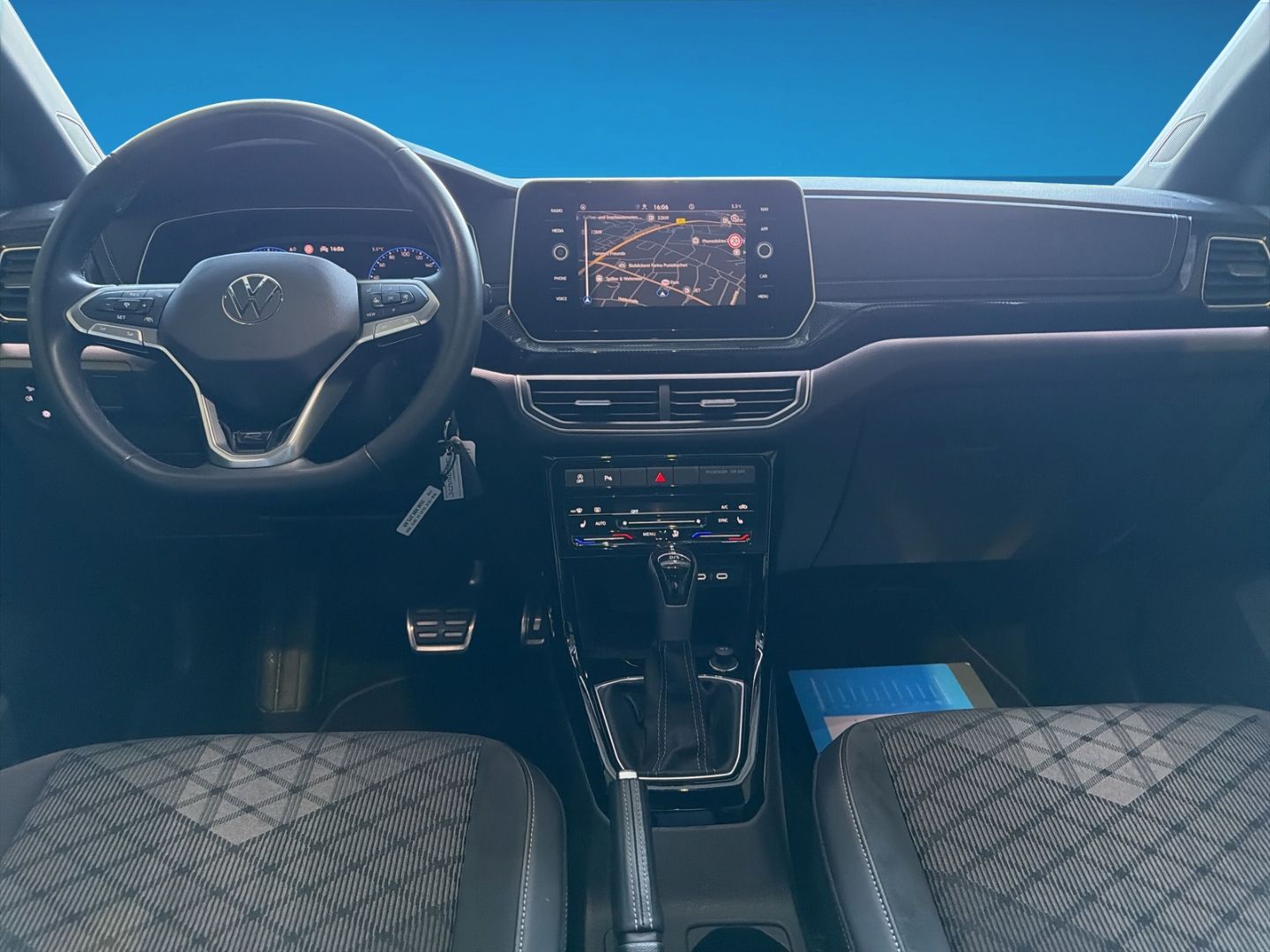 Fahrzeug 13 Fahrzeugabbildung Volkswagen T-Cross 1.0 TSI R-Line Climatronic Rear View - mit KI generiert/bearbeitet