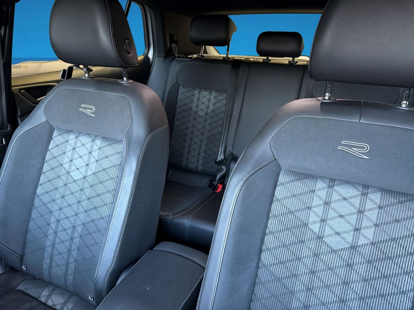 Fahrzeug 14 Fahrzeugabbildung Volkswagen T-Cross 1.0 TSI R-Line Climatronic Rear View - mit KI generiert/bearbeitet
