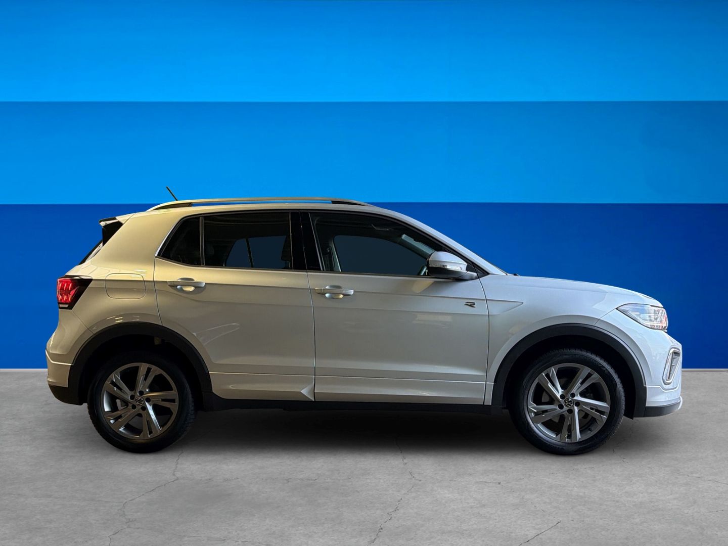 Fahrzeug 4 Fahrzeugabbildung Volkswagen T-Cross 1.0 TSI R-Line Climatronic Rear View - mit KI generiert/bearbeitet