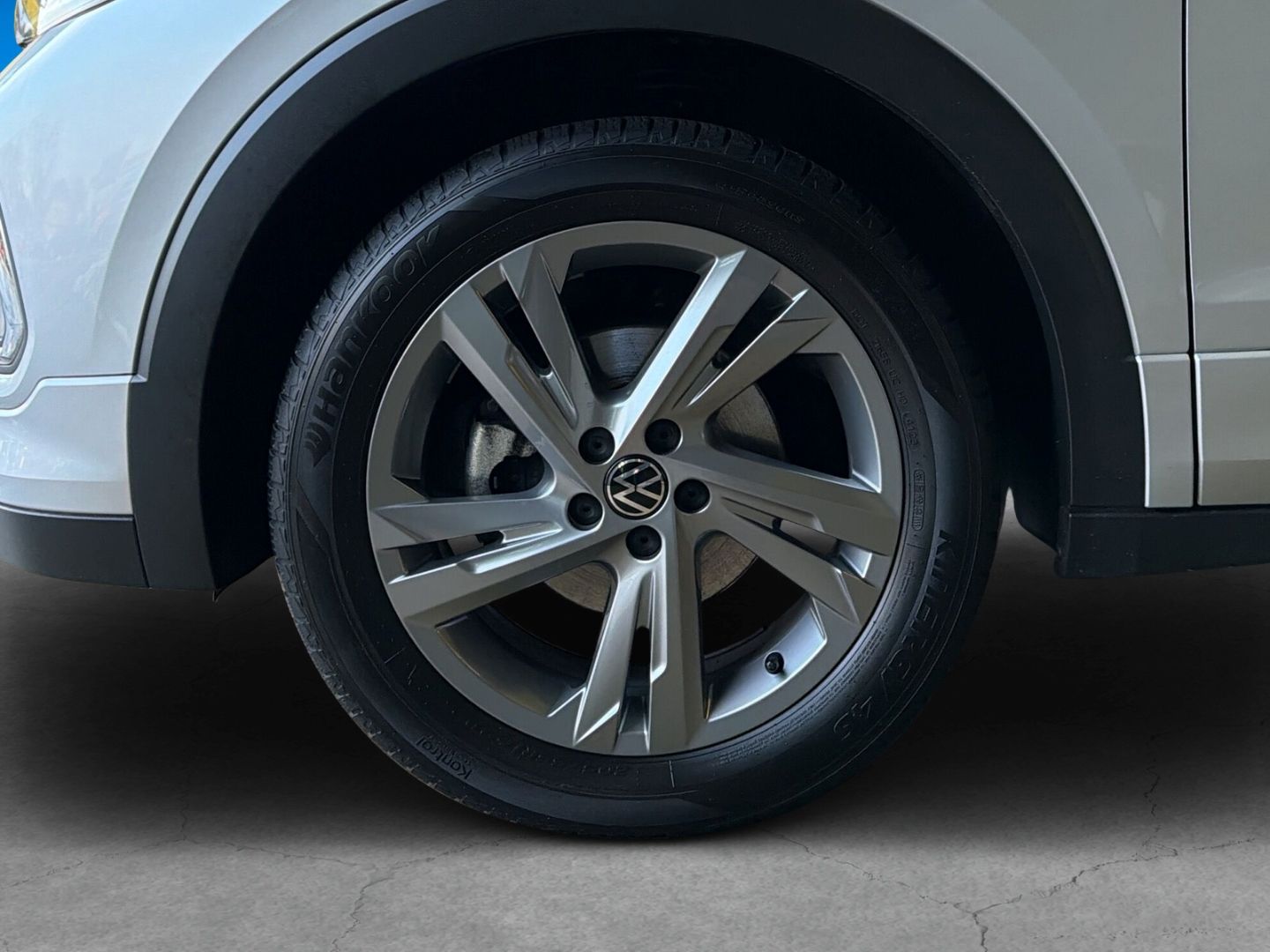 Fahrzeug 9 Fahrzeugabbildung Volkswagen T-Cross 1.0 TSI R-Line Climatronic Rear View - mit KI generiert/bearbeitet