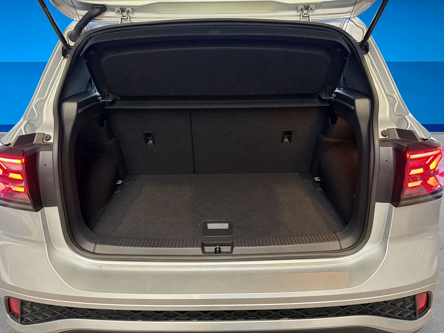 Fahrzeug 10 Fahrzeugabbildung Volkswagen T-Cross 1.0 TSI R-Line Climatronic Rear View - mit KI generiert/bearbeitet