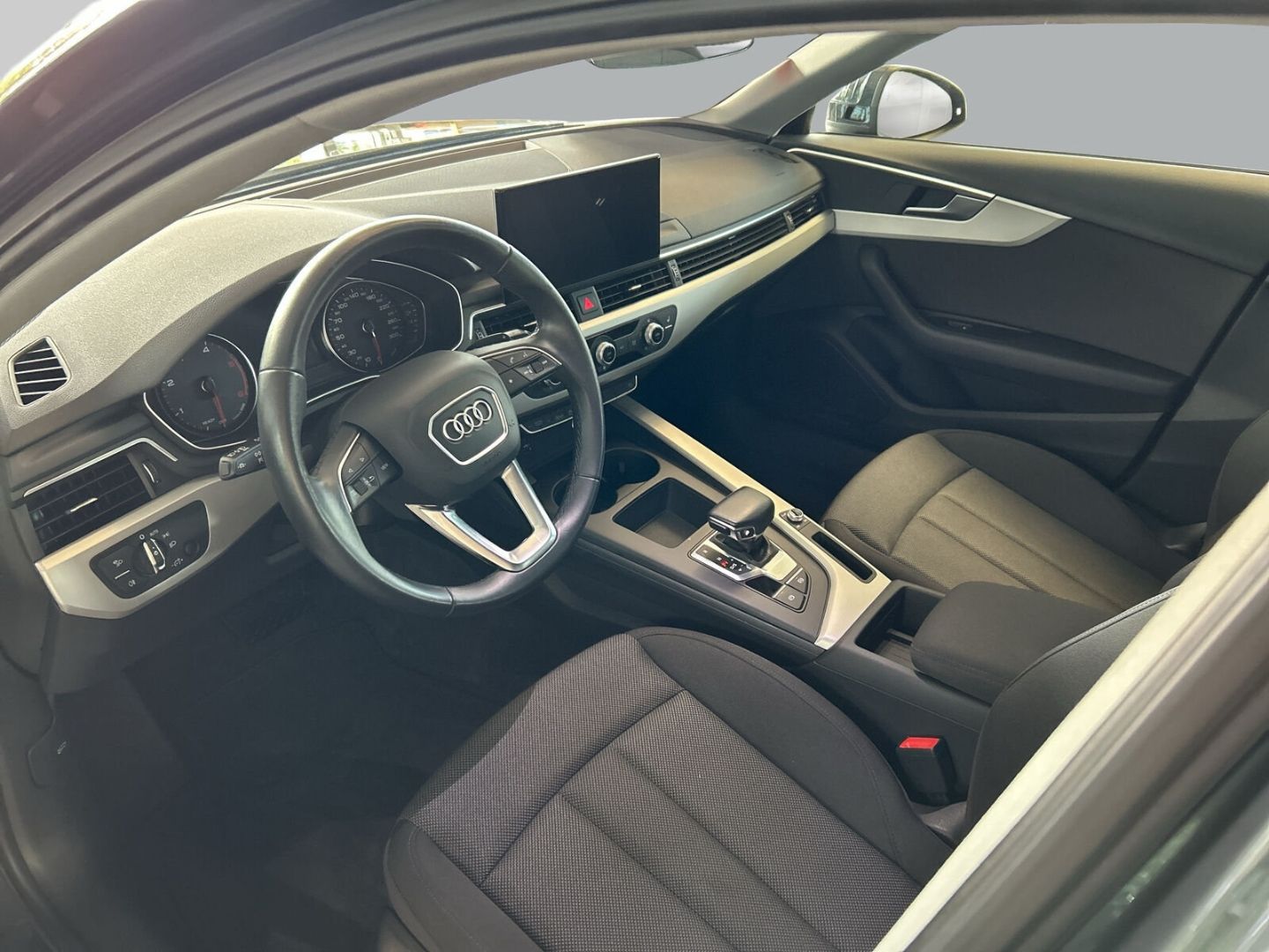 Fahrzeug 13 Fahrzeugabbildung Audi A4 AVANT 40 TDI+LED+NAVI+KAMERA+SIHZ+CARPLAY - mit KI generiert/bearbeitet