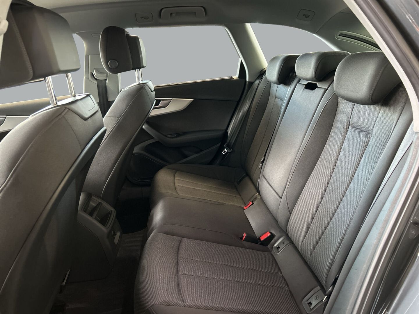 Fahrzeug 14 Fahrzeugabbildung Audi A4 AVANT 40 TDI+LED+NAVI+KAMERA+SIHZ+CARPLAY - mit KI generiert/bearbeitet