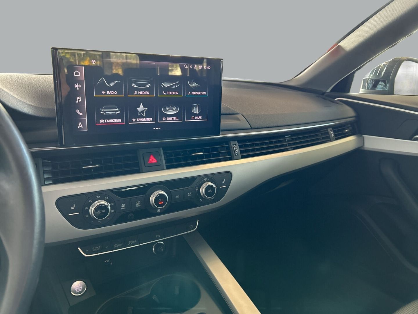 Fahrzeug 15 Fahrzeugabbildung Audi A4 AVANT 40 TDI+LED+NAVI+KAMERA+SIHZ+CARPLAY - mit KI generiert/bearbeitet