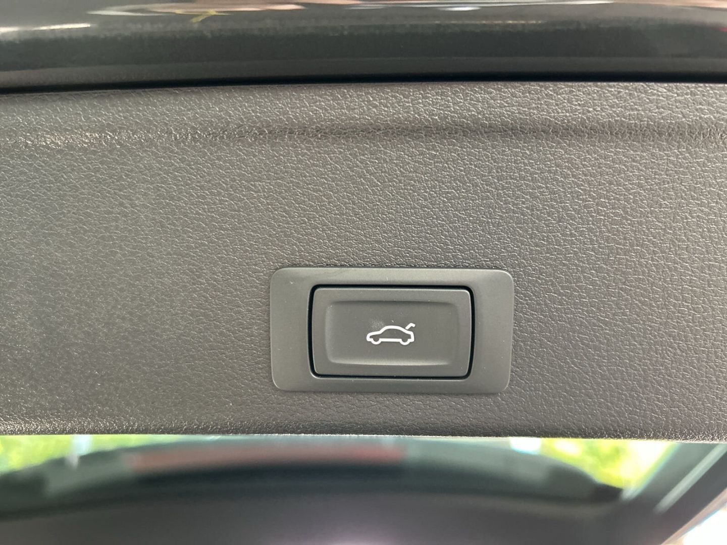 Fahrzeugabbildung Audi A4 AVANT 40 TDI+LED+NAVI+KAMERA+SIHZ+CARPLAY - mit KI generiert/bearbeitet