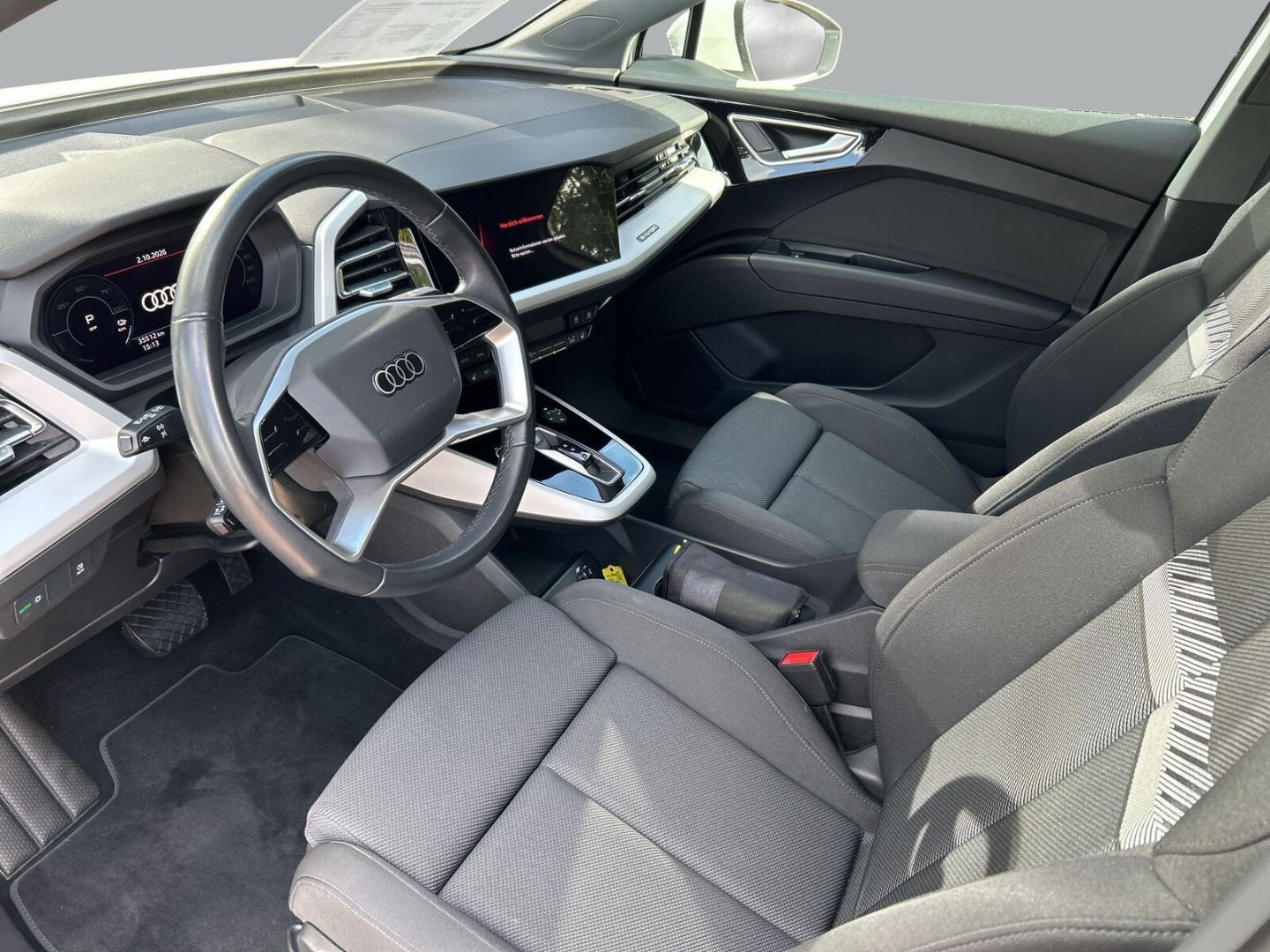 Fahrzeugabbildung Audi Q4 40 Sportback LED+SPORTSITZE+OPTIK+DAB+KAMERA+ - mit KI generiert/bearbeitet