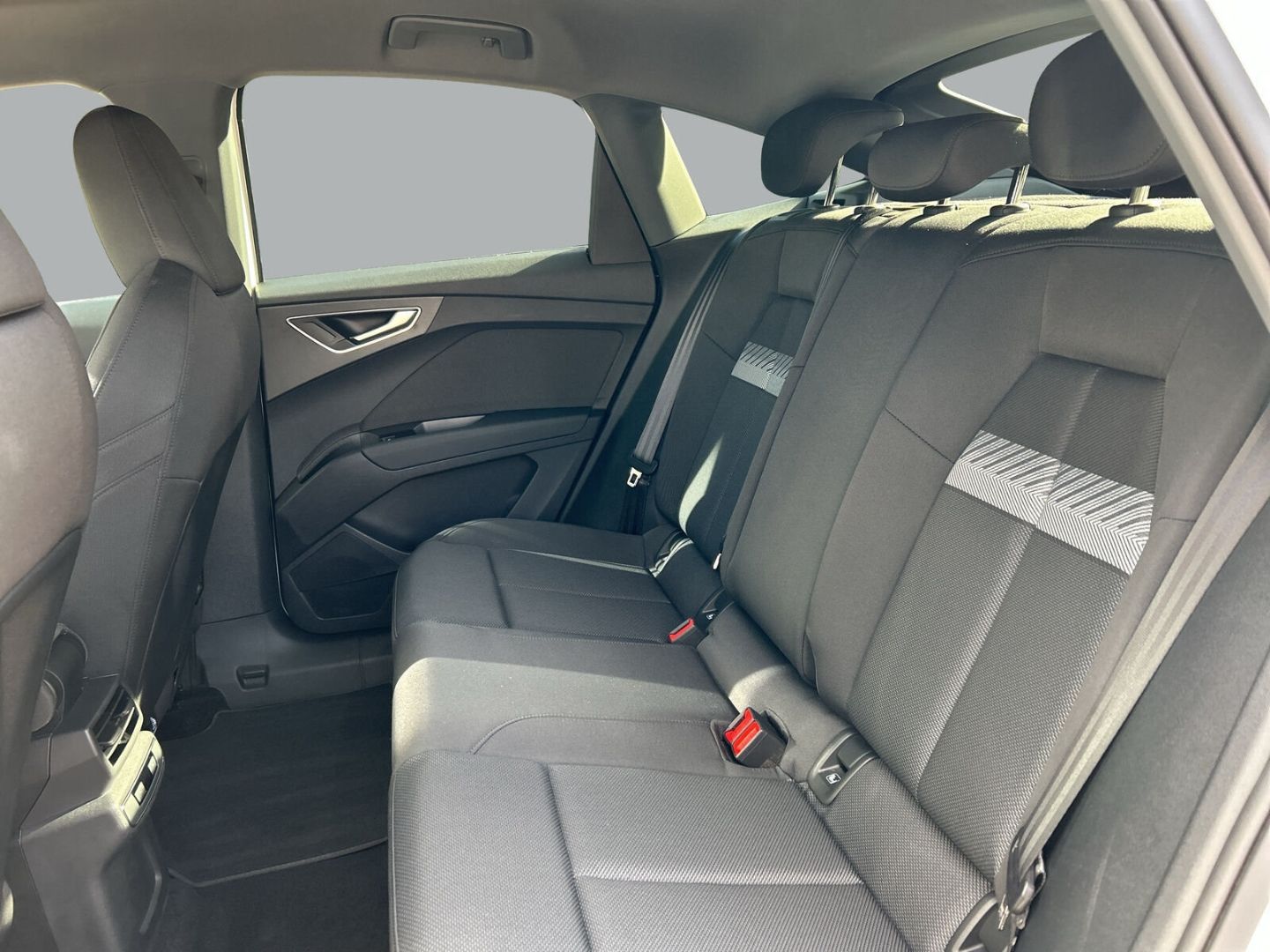 Fahrzeugabbildung Audi Q4 40 Sportback LED+SPORTSITZE+OPTIK+DAB+KAMERA+ - mit KI generiert/bearbeitet