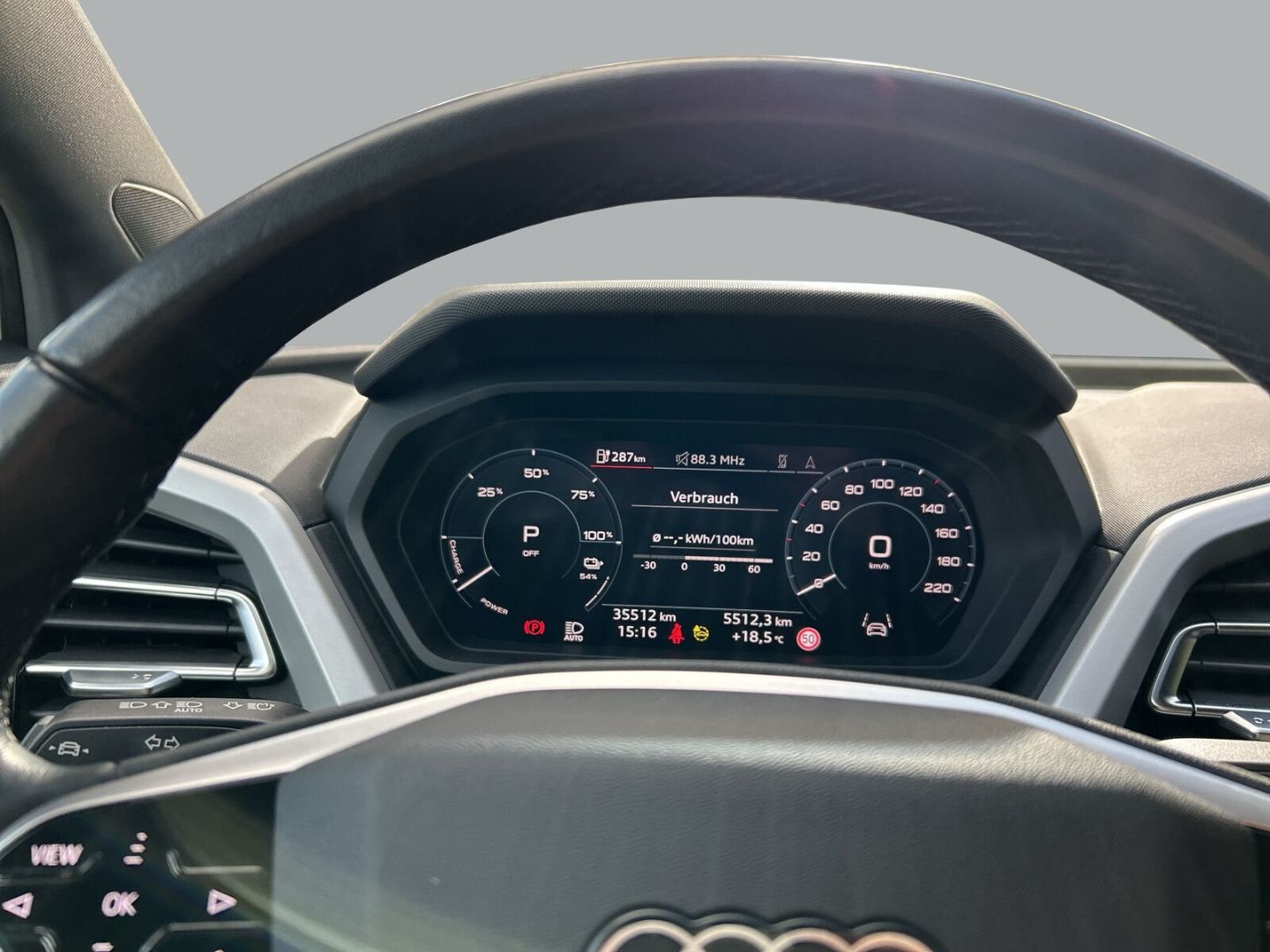 Fahrzeugabbildung Audi Q4 40 Sportback LED+SPORTSITZE+OPTIK+DAB+KAMERA+ - mit KI generiert/bearbeitet