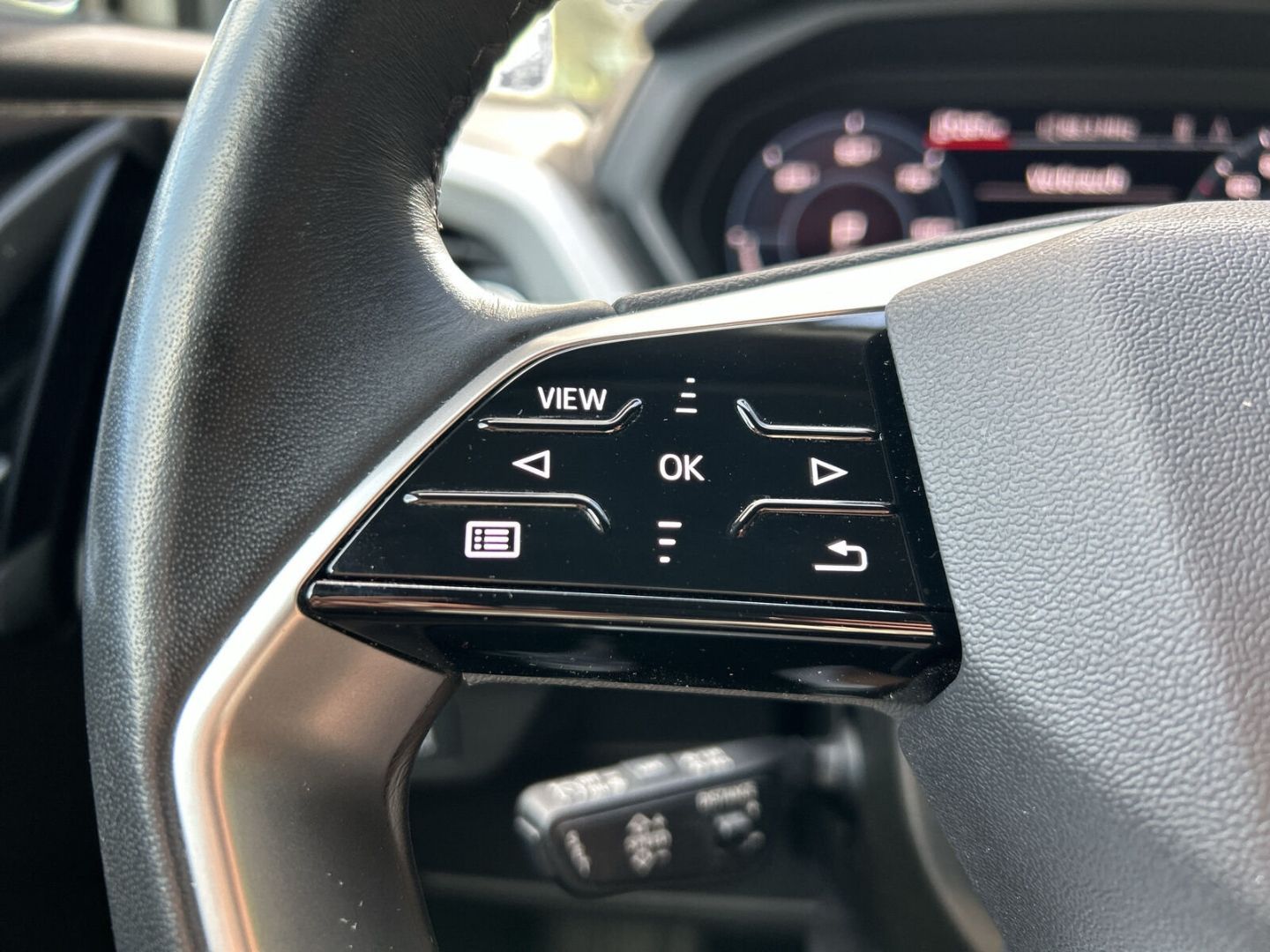 Fahrzeugabbildung Audi Q4 40 Sportback LED+SPORTSITZE+OPTIK+DAB+KAMERA+ - mit KI generiert/bearbeitet