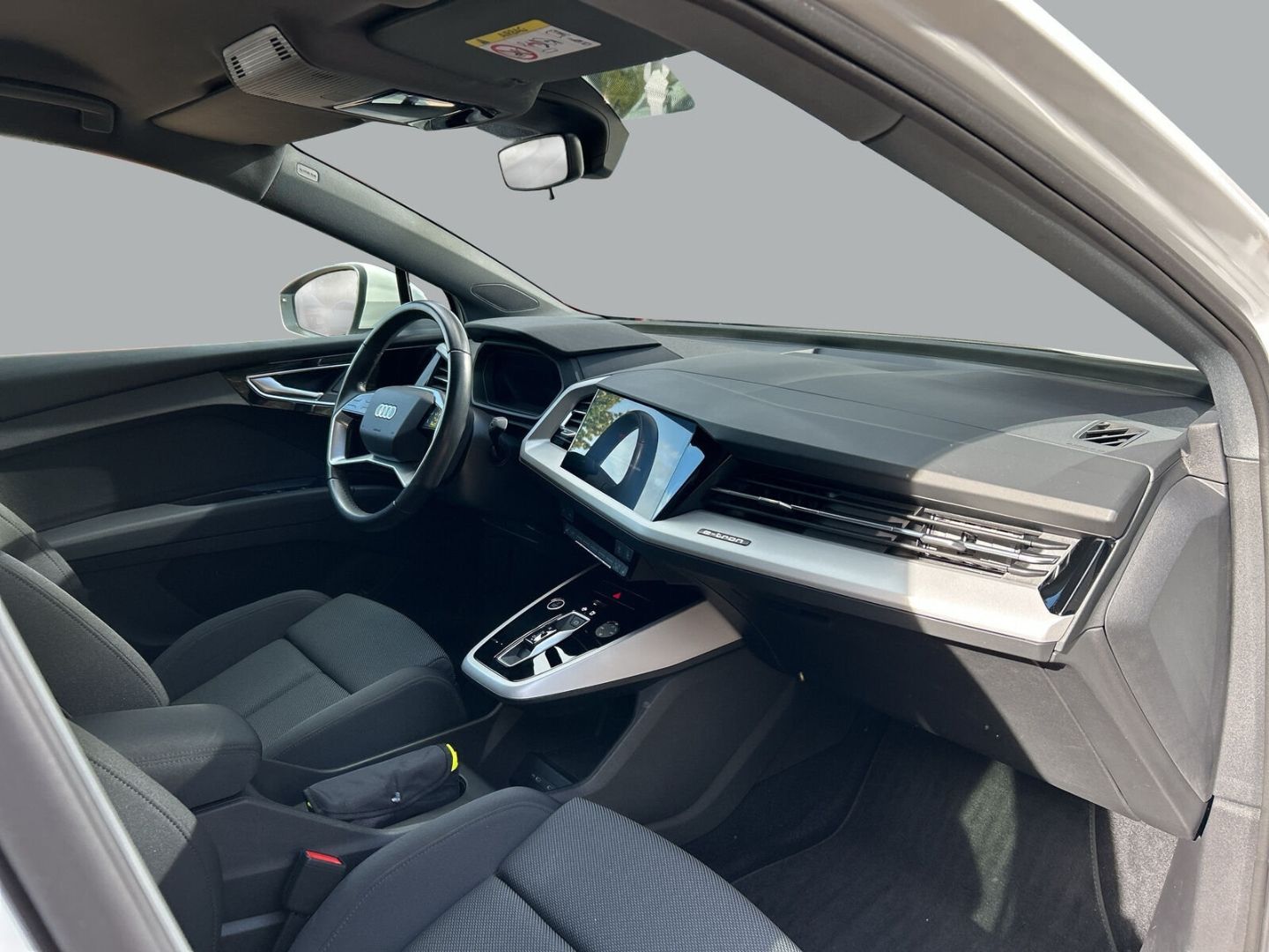 Fahrzeugabbildung Audi Q4 40 Sportback LED+SPORTSITZE+OPTIK+DAB+KAMERA+ - mit KI generiert/bearbeitet