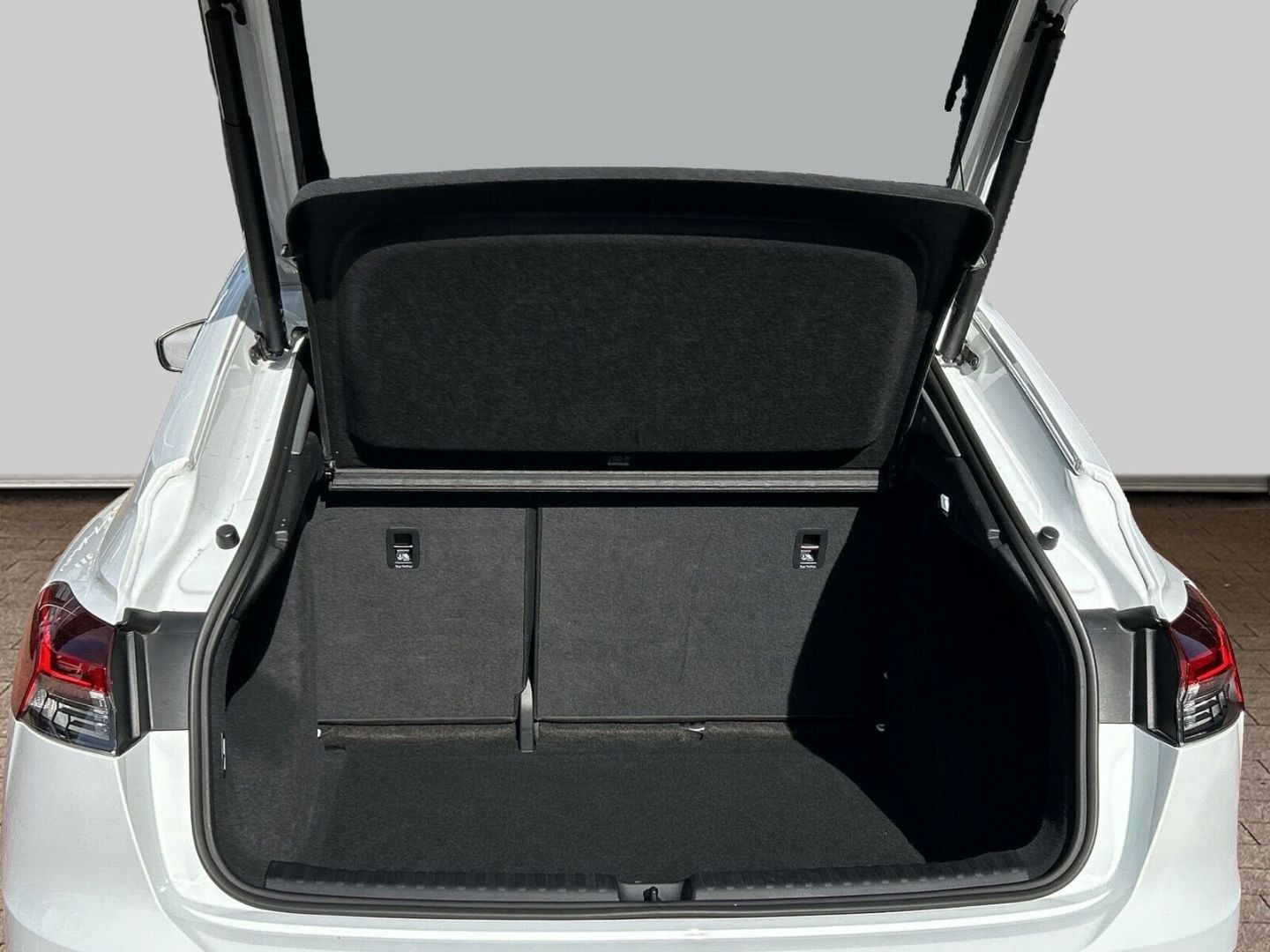 Fahrzeugabbildung Audi Q4 40 Sportback LED+SPORTSITZE+OPTIK+DAB+KAMERA+ - mit KI generiert/bearbeitet