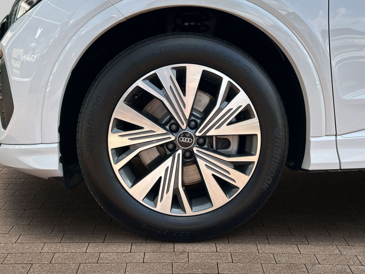 Fahrzeugabbildung Audi Q4 40 Sportback LED+SPORTSITZE+OPTIK+DAB+KAMERA+ - mit KI generiert/bearbeitet