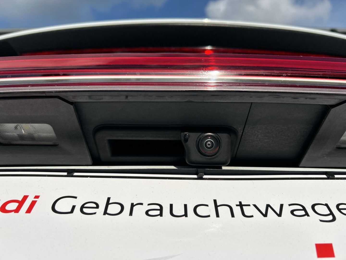 Fahrzeugabbildung Audi Q4 40 Sportback LED+SPORTSITZE+OPTIK+DAB+KAMERA+ - mit KI generiert/bearbeitet