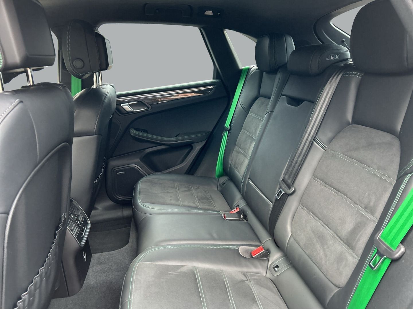 Fahrzeugabbildung Porsche Macan GTS PDK LEDER BOSE KAMERA PANO STANDHZG SP - mit KI generiert/bearbeitet